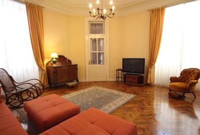 Apartament cu 3 camere decomandat, mobilat în Central