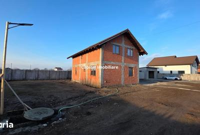 Casă cu 4 camere cu Teren 1056 Mp în Hinova - 1