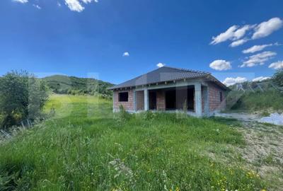 Casă cu 4 camere cu Teren 1900 Mp în Central