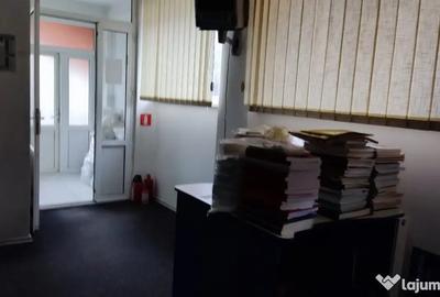 Spațiu comercial, de 120 mp, în Central - 4