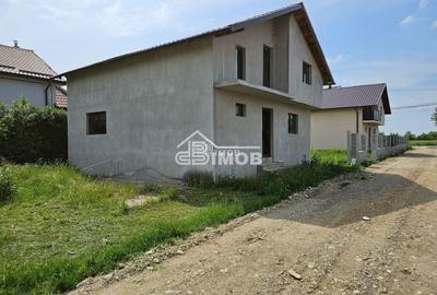 Casă individuală cu 4 camere cu Canalizare în Lazuri