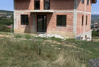 Casă individuală cu 4 camere cu Canalizare în Nord-Est