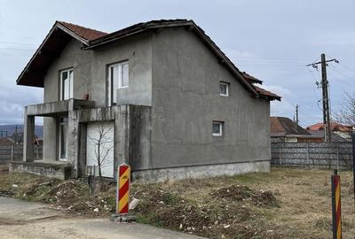 Casă cu 4 camere în Central