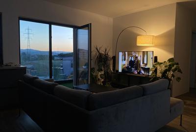 Apartament cu 3 camere semidecomandat, mobilat în Florești