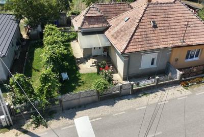 Casă cu 2 camere decomandat în Central