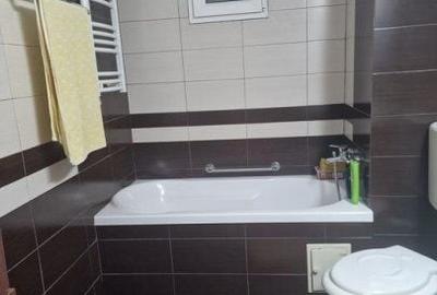Apartament cu 4 camere decomandat în Trocadero
