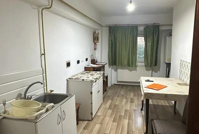 Apartament cu 3 camere nedecomandat în Central