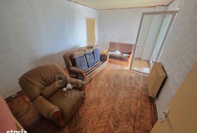 Apartament cu 4 camere semidecomandat în Calea București