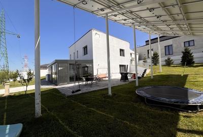 Casă cu 4 camere în Plaiul Vulcanești