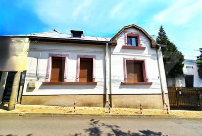 Casă cu 3 camere cu Canalizare în Central - 1