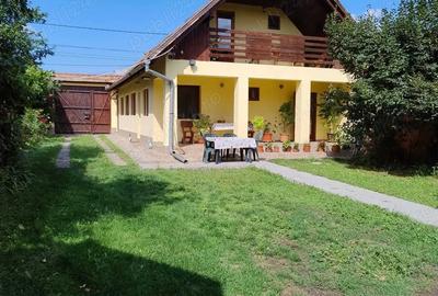 Casă cu 5 camere cu Teren 1100 Mp în Petrești - 1