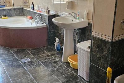 Apartament cu 4 camere decomandat în Găvana