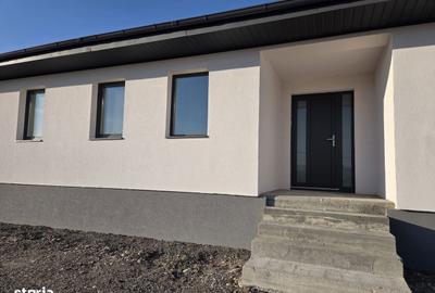 Casă cu 4 camere cu Teren 500 Mp în Central - 1