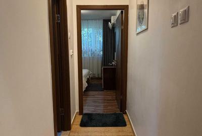 Apartament cu 3 camere semidecomandat în Pajura
