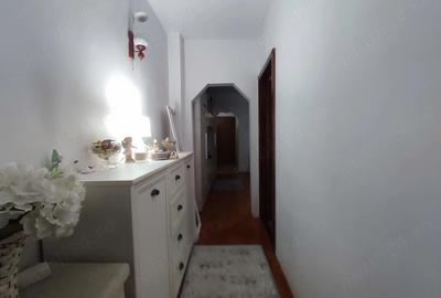 Apartament cu 3 camere semidecomandat în Central