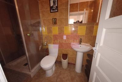 Casă individuală cu 7 camere cu Canalizare în Central - 79