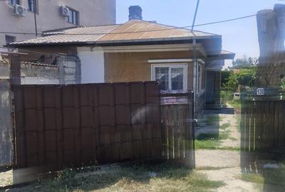 Casă individuală cu 2 camere cu Canalizare în Bd. Laminorului