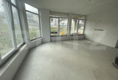 Casă individuală cu 5 camere cu Garaj în Est