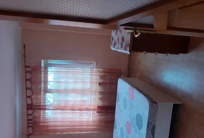 Apartament cu 3 camere semidecomandat în Republicii