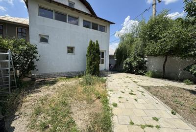 Casă individuală cu 7 camere cu Canalizare în Regie