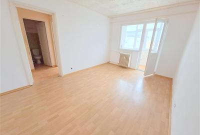 Apartament cu 3 camere semidecomandat în Milcov