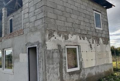 Casă cu 2 camere cu Teren 1440 Mp în Central