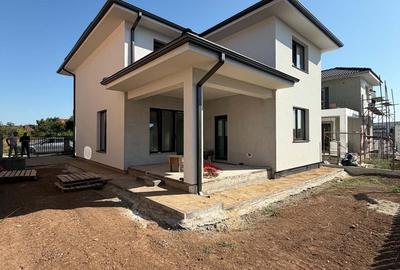 Casă cu 4 camere cu Teren 250 Mp în Cetate