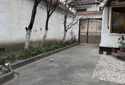 Casă cu 5 camere cu Teren 361 Mp în Central - 3