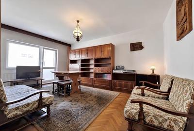 Apartament cu 4 camere decomandat în Tractorul