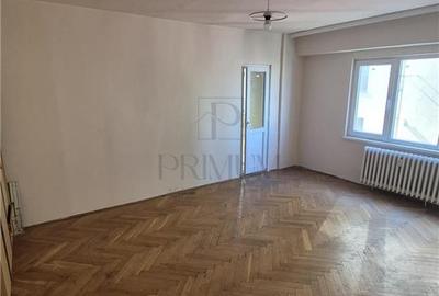 Apartament cu 3 camere decomandat în Lipovei