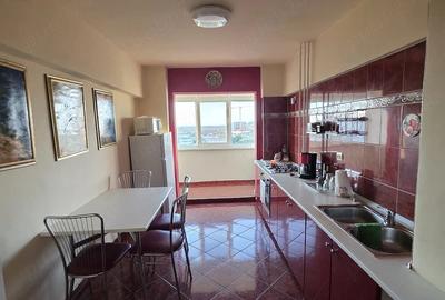 Apartament cu 3 camere decomandat în Exterior Vest