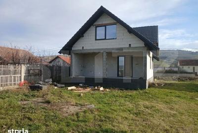 Casă cu 4 camere cu Teren 800 Mp în Tineretului