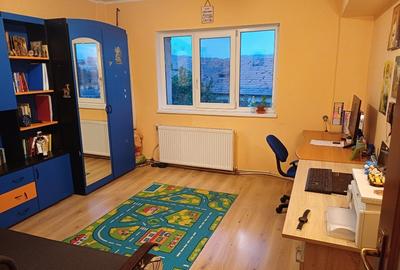 Apartament cu 3 camere decomandat în Lenin