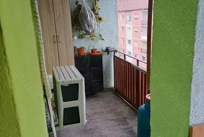 Apartament cu 4 camere decomandat în Vitrometan