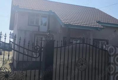 Casă cu 6 camere cu Teren 488 Mp în Central - 1