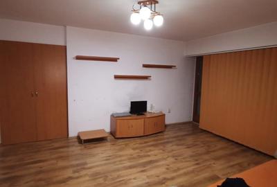 Garsonieră decomandată în Micro 13 - 2