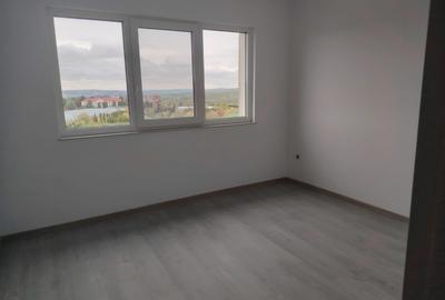 Apartament cu 4 camere decomandat în Andrei Mureșanu