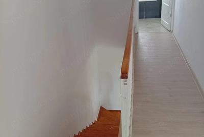 Casă cu 6 camere cu Teren 380 Mp în Dumbrăvița