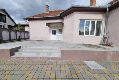 Casă individuală cu 4 camere cu Teren 995 Mp în Central