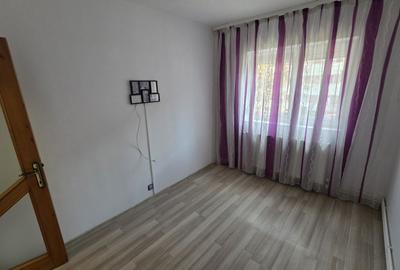 Apartament cu 4 camere decomandat în Casa de Cultură