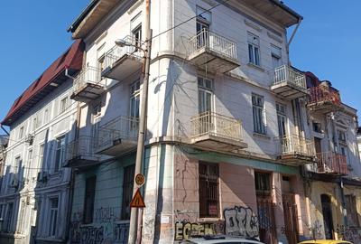 Casă cu 9 camere cu Canalizare în P-ța Universității