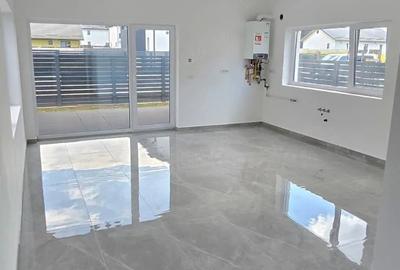 Casă cu 7 camere cu Teren 300 Mp în Central