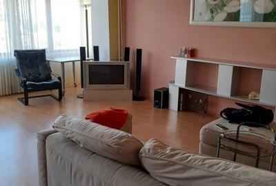 Apartament cu 3 camere decomandat, mobilat în Arcul de Triumf