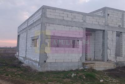 Casă individuală cu 4 camere cu Canalizare în Săbăreni - 1