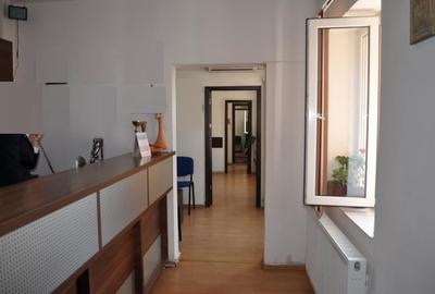 Casă cu 10 camere cu Teren 217 Mp în Abator