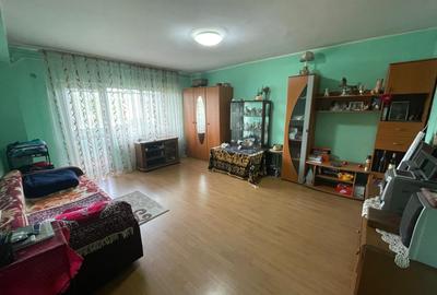 Apartament cu 3 camere decomandat, mobilat în Păcii
