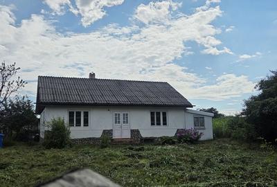 Casă cu 4 camere cu Teren 1500 Mp în Zamostea