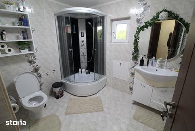 Casă cu 5 camere cu Teren 1413 Mp în Central - 2