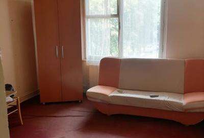 Garsonieră decomandată în Tudor