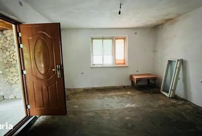 Casă cu 4 camere cu Teren 240 Mp în Central